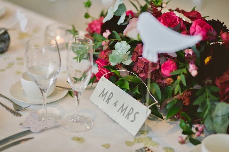 mr and mrs table with flowers